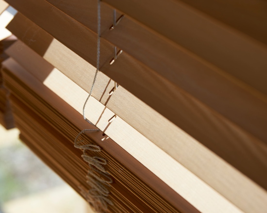 Charakterystyka Żaluzje drewniane 25mm ECO, drabinka sznurkowa